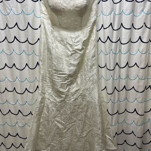 Strapless Lace-Texture Ivory Bridal Wedding Gown